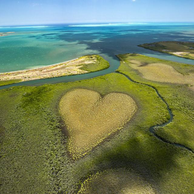 Fly over the heart of Voh and the mangrove swamps overlooking the New Caledonian lagoon.